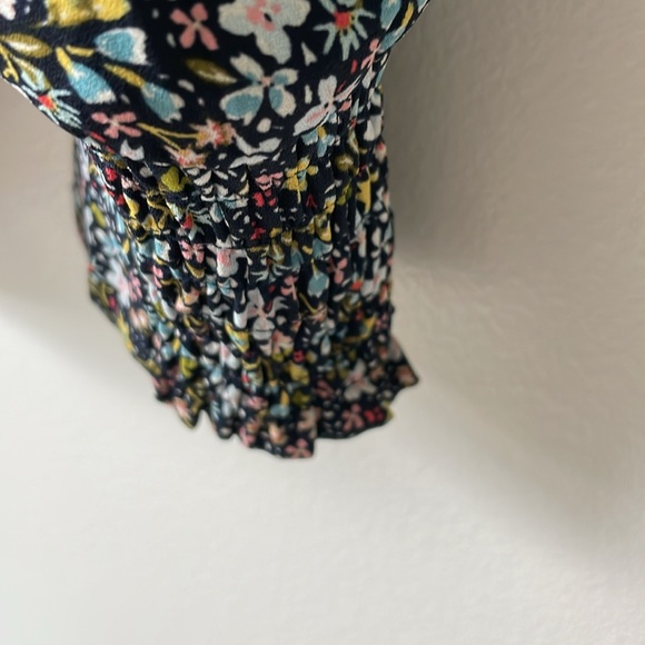 Loft size S navy floral print long sleeve v neck blouse with cuff sleeves. - Picture 7 of 8